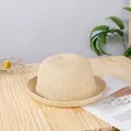 Dettaglio di un cappello di paglia beige con trama a spirale su superficie di legno - Bambini S (52cm) / Beige