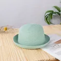 Dettaglio del cappello di paglia verde menta con trama tessuta e tesa arrotolata - Verde
