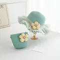 Nahaufnahme von mintgrünem Strohhut und Tasche mit gelben Blumen und Spitzenbesatz - Gelbe Inselblume - Grün