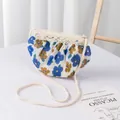 Detalle de bolso floral para niña con encaje delicado y correa de hombro tejida a mano - 14x12cm / Café Azul Floral