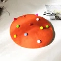 Orangefarbene Kinder-Baskenmütze aus Wolle mit bunten Bommeln im süßen Maler-Stil - Orange
