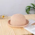 Dettaglio ravvicinato di cappello di paglia rosa con trama a spirale su legno - Bambini S (52cm) / Rosa