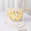 Detalle de bandolera de tela floral con flores amarillas, encaje y correa trenzada - 14x12cm / Amarillo