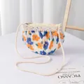 Detalle de bolso bandolera de gasa floral con encaje crema y correa de cuerda - 14x12cm / Floral Naranja Azul