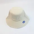 Primer plano de sombrero tipo pescador beige con costuras finas y logotipo NEAS azul - S Niños / Beige