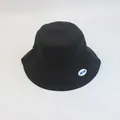 Detalle de gorro tipo pescador de algodón negro con ala ancha y emblema de NEAS - S Niños / Negro