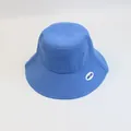 Detalle de la etiqueta NEAS en el ala ancha de este sombrero de pescador azul para niños - S Niños / Azul Real