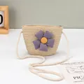 Primer plano de un bolso de paja para niña con flor morada y cierre de cremallera - Bolso Pequeño (14x12cm) / Flor de Botón Púrpura - Beis