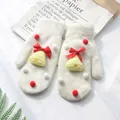 Moffole in maglia panna con campanellini natalizi e fiocchi rossi per un caldo festivo - Campana - Beige