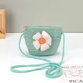 Detailansicht der minzgrünen geflochtenen Strohtasche mit Stoffblume und Reißverschluss - Kleine Tasche (14x12cm) / Beige Knopf Blume - Grün