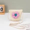 Detail der geflochtenen Kinder-Strohtasche mit einer rosa karierten Stoffblumenverzierung - 14x12cm / Rosa Karo Blume - Cremeweiß