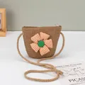 Detailansicht einer gewebten Stroh-Kindertasche mit großem orangefarbenem Karomuster - 14x12cm / Orange Karo Blume - Khaki