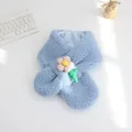 Weicher hellblauer Plüschschal für Kinder mit bunter Stoffblume und praktischem Durchsteckschlitz - Einzelner Schal / Himmelblau
