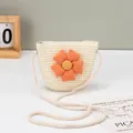 Primer plano detallado del bolso de paja crema con una flor de tela naranja decorativa - Bolso Pequeño (14x12cm) / Flor de Botón Naranja - Blanco Crema