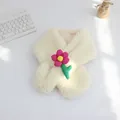 Kinder Plüschschal in Cremeweiß mit rosa Stoffblume aus weichem Kunstpelz Material - Einzelner Schal / Gebrochenes Weiß