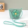 Detail einer hellgrünen Strohtasche mit einer großen grün-weiß karierten Stoffblume darauf - 14x12cm / Grün Karo Blume - Grün