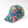 Dunkelblaue Baseballkappe mit lebendigen rosa und gelben Rosenmustern und gebogenem Rand - Stoff-Stil / Himmelblau
