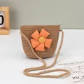 Detalle del bolso bandolera de paja de verano con flor de tela naranja y cremallera - Bolso Pequeño (14x12cm) / Flor de Botón Naranja - Caqui