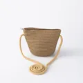 Détail du sac bandoulière enfant en paille tressée avec fermeture éclair et cordelette - 14x12x6cm / Kaki