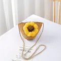 Λεπτομέρεια χειροποίητης ψάθινης τσάντας για κορίτσια με κίτρινη υφασμάτινη ηλίανθο - Φυσικό Σιτάρι - Μεγάλος Ηλίανθος