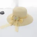 Detail eines hellbeigen Strohhuts mit gelbem Netzband und Perlen-Schmetterlings-Ornament - Erwachsene (56-58CM) / Große Krempe Netzschleife (5037167748583) / Beige