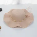 Detail eines rosa Strohhuts mit Perlenband und gewelltem Muschelrand-Design - M (Erwachsene) / Holzperle Muschelrand / Rosa