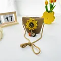 Detail der geflochtenen Kinder-Strohtasche mit großer Sonnenblume und bunten Pompons - Kürbis & Sonnenblume / Khaki