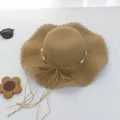 Detail eines Strandstrohhutes mit Wellenrand, Perlenschnur und einer großen Schleife Dekor - M (Erwachsene) / Holzperle Muschelrand / Khaki