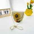 Detail der geflochtenen Stroh-Umhängetasche für Kinder mit Sonnenblume und Pompons - Kürbis & Sonnenblume / Beige