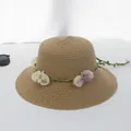 Detail eines handgewebten Strohhuts mit exquisiten Netzblumen und Kristallakzenten - Seidennetzblume Breite Krempe - Khaki