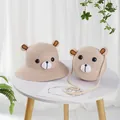 Detail van kinderstrohoed en bijpassende tas met schattig bruin berengezicht - Enkele grote ronde tas (15*7cm) / Ronde Beren Strooien Tas / Roze