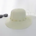 Detailaufnahme von Sommer-Strohhut mit Holzperlen und Quasten-Dekorationen - M (Erwachsene) / Holzperle Breite Krempe / Creme
