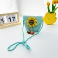 Detail einer handgefertigten Kinder-Strohtasche mit Sonnenblume und Perlenverzierungen - Kürbis & Sonnenblume / Mintgrün