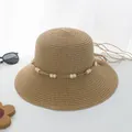 Detailaufnahme vom Strohhut mit weißen Perlen und Bohème-Kordel für den Strandurlaub - M (Erwachsene) / Holzperle Breite Krempe / Khaki