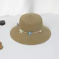 Detail eines Strohhutes mit Spitzenblumen, Perlen und weißem Seil auf dunkelkhaki Geflecht - M Erwachsene (56-58cm) / Bunte Blumen Breite Krempe - Khaki
