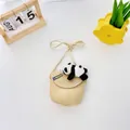 Macro detail van kinder strooien tas met panda knuffel en i MOM borduursel op vlechtwerk - Letter Patch Panda Stijl / Beige