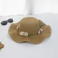 Brauner Strohhut für Damen mit Blumenband und breiter gewellter Krempe für den Sommer - M Erwachsene (56-58cm) / Seidennetzblume Lettuce-Kante - Khaki