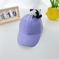 Detail einer hellvioletten Baseballkappe mit süßem Panda-Plüschtier und atmungsaktivem Stoff - Panda-Lila