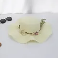 Detail eines Strohhuts mit Spitzenkante, Blumenverzierung und einer Sonnenbrille - M Erwachsene (56-58cm) / Seidennetzblume Lettuce-Kante - Milchweiß