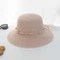 Detailansicht eines hellrosa Strohhuts mit dekorativen Holzperlen und weicher Textur - M (Erwachsene) / Holzperle Breite Krempe / Rosa