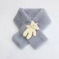 Detail of grey faux fur kids scarf with a beige plush bear and cross-over closure - 10*75cm / Gray