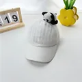 Nahaufnahme einer weißen Baumwoll-Basecap mit süßem Plüschpanda auf der Oberseite - Panda-Weiß