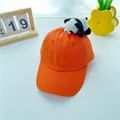 Detailaufnahme einer orangefarbenen Schirmmütze mit süßer Panda-Plüschfigur oben - Erwachsene M / Panda-Orange Rot