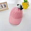 Detailansicht einer rosa Baumwoll-Basecap mit einer 3D-Plüsch-Pandapuppe obenauf - Erwachsene M / Panda-Rosa