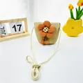 Detail einer Kinder-Strohtasche mit orangefarbener Sonnenblume und Seil-Schultergurt - Orange Rosa Doppelball Blume / Beige