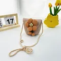 Detail einer handgefertigten Stroh-Umhängetasche für Kinder mit großer Blumenverzierung - Orange Rosa Doppelball Blume / Rosa