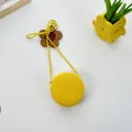 Detailansicht der gelben runden Stroh-Umhängetasche für Kinder mit Blumenverzierung - Runde Tasche (12x6.5cm) / Gelb