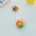 Détail du sac rond en paille avec fleur orange et fermeture éclair pour petites filles - Beige (Fleur Orange)