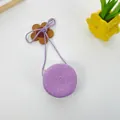 Detail einer runden lila geflochtenen Umhängetasche für Kinder mit Schleife und Blumen - Runde Tasche (12x6.5cm) / Lila
