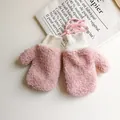 Detail von rosa gefütterten Baby-Handschuhen aus Plüsch mit praktischem Nackenband - Rosa